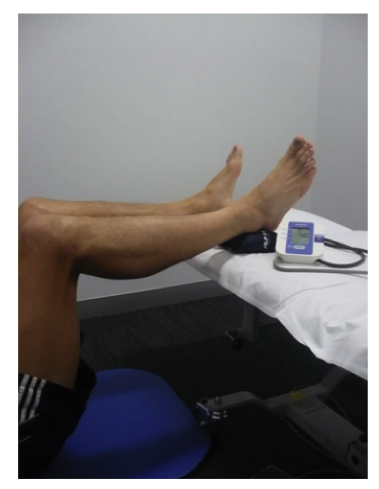 Figura 2. La força isomètrica de la cadena posterior també es pot avaluar amb un esfigmomanòmetre, però ens arrisquem a comprometre la precisió i la fiabilitat (imatge obtinguda de Schache et al., 2011).