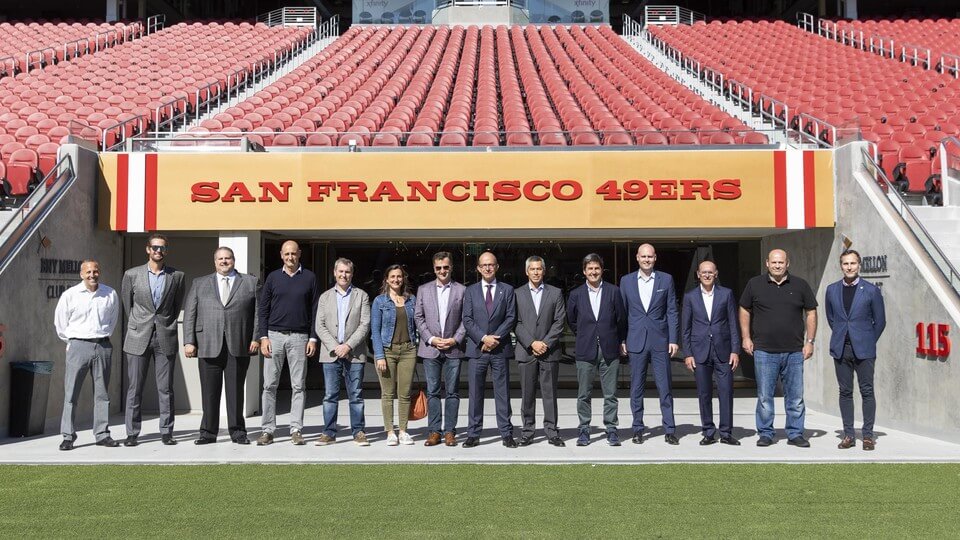 Foto de grupo de la delegación del FC Barcelona con los ejecutivos de los San Francisco 49ers en el Levi's Stadium | FOTO: GERMÁN PARGA - FCB