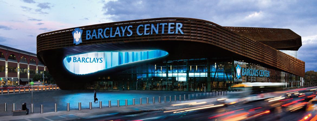 Nesta foto é possível ver como todas as portas do Barclays Center constituem um único acesso em sua fachada principal, o que o obriga os torcedores a passar pelo interior do estádio para chegar aos seus lugares.